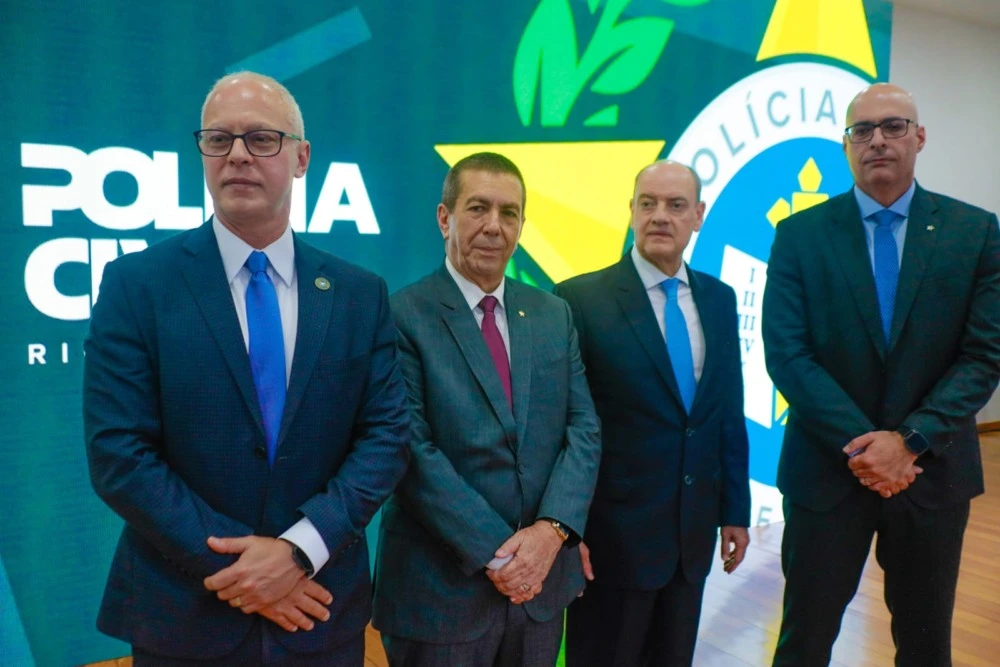 O secretário Victor Santos, o recém empossado delegado Delmir Gouvêa, o governador em exercício Ricardo Couto e o delegado Felipe Curi. (Polícia Civil/Divulgação)