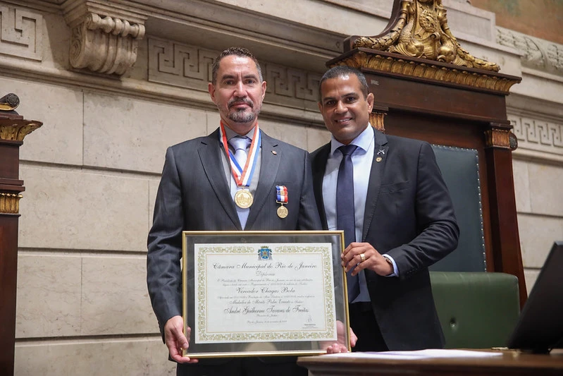 Procurador André Guilherme e o autor da homenagem, o vereador Chagas Bola. Foto: Lucas Diniz/CMRJ