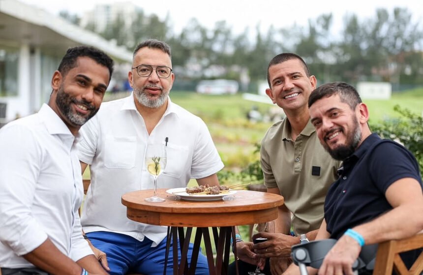 o presidente da Alerj, Rodrigo Bacellar, o secretário estadual das Cidades, Douglas Ruas, o procurador-geral da Alerj, Robson Maciel, e o prefeito eleito de Belford Roxo, Márcio Canella