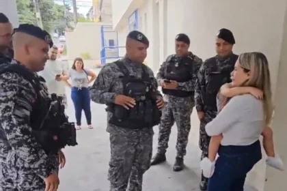 policiais do RECOM salvam criança que engasgou com pipoca no Rio