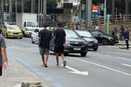 Eles andam de chinelo, bermuda e camiseta preta, circulam entre os carros e multidões esperando o momento certo para agir. Alvos principais? Celulares, bolsas e carteiras de pedestres distraídos ou motoristas parados no trânsito.