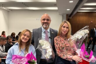Deputado Fred Pacheco com a modelo Maju e sua mãe no plenário da Alerj após a aprovação da lei.