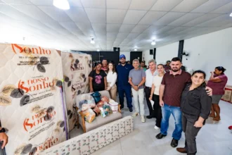 Famílias afetadas por enchentes em Teresópolis recebem kits de móveis