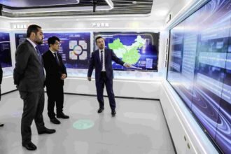 Cláudio Castro anuncia construção de mais duas unidades para tratamento de câncer