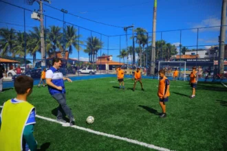 Prefeito joga bola com criançada na inauguração do Complexo Esportivo de Itacuruçá