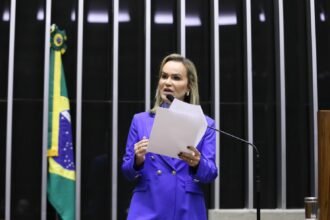 Daniela do Waguinho alerta sobre perigos da internet para crianças e adolescentes