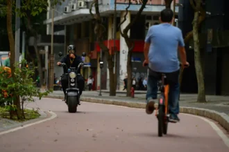 Sem regulamentação, acidentes com veículos de micromobilidade aumentam 700% no Rio