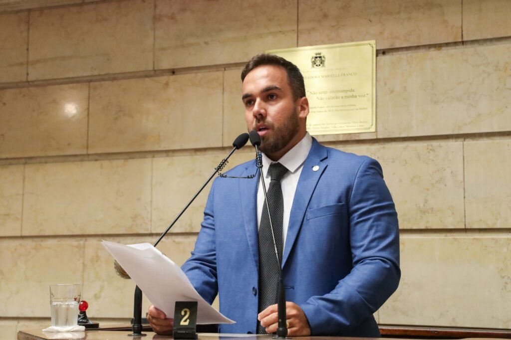 vereador fernando armelau falando em tribuna da câmara do rio