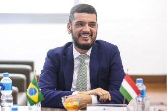 Rodrigo Bacellar assume governo do Rio e se fortalece como sucessor de Cláudio Castro