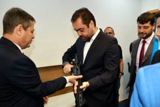 Cláudio Castro comemora novo recorde na apreensão de armas