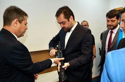 Cláudio Castro comemora novo recorde na apreensão de armas