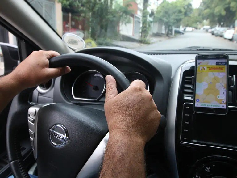 Motorista de aplicativo dá lição de moral em adolescente e vídeo viraliza
