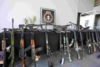 Governador Cláudio Castro premia policiais do Bope por apreensão de fuzis