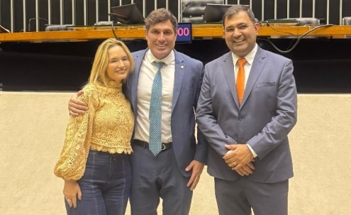 Deputado recebe vereadores em Braília