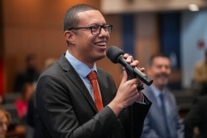 Primeiro ato de deputado condenado por transfobia é tentar excluir mulheres trans de banheiros femininos