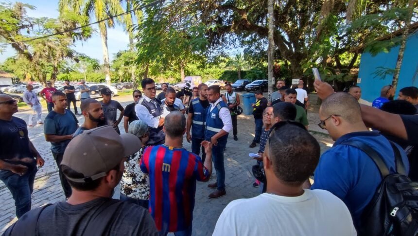 Só funciona na base da pressão!