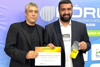 Leonardo Vasconcellos recebe o título de Prefeito Inovador 2025