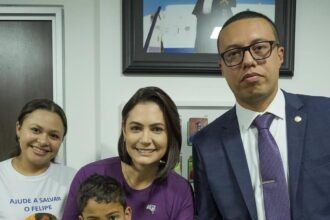 'Salvem minha vida!' Deputado posta foto de Michelle com menino que tem doença rara. Saiba mais
