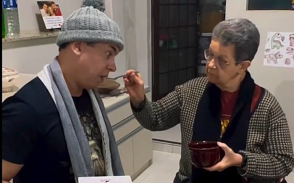 Ganhei um bebê reborn! Padre influencer 'encarna' boneco ao lado da mãe e vídeo viraliza