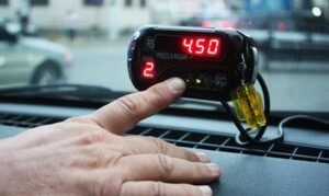 Taxímetro turbo: novo golpe faz o valor da corrida disparar. Veja o vídeo