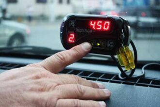 Taxímetro turbo: novo golpe faz o valor da corrida disparar. Veja o vídeo