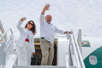 Enquanto a crise aperta, Lula e Janja voam alto – e caro