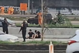 Deu ruim: video mostra desespero de assaltantes de ônibus com a chegada da polícia