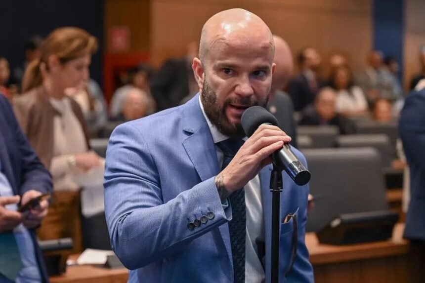 Deputado se irrita com onda de solidariedade à ministra e dispara críticas na Alerj
