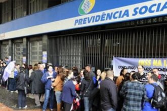 Fila do INSS bate recorde e agrava crise no governo Lula em meio a escândalo de corrupção