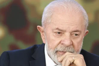 No fundo do poço! Lula perde para Bolsonaro, Michelle e Tarcísio, mostra pesquisa AtlasIntel/Boomberg