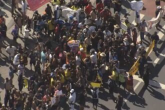 Orla do Rio é tomada por manifestação contra novas regras de Eduardo Paes