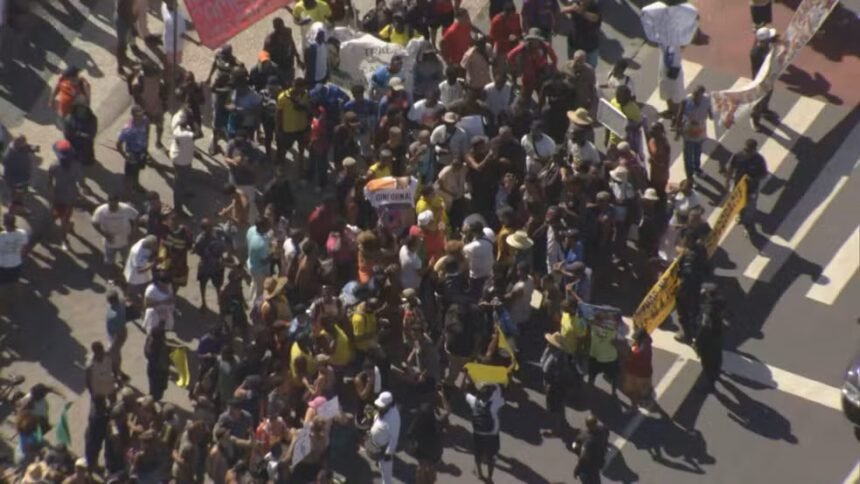 Orla do Rio é tomada por manifestação contra novas regras de Eduardo Paes