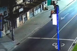 Alta tensão: ladrão escala poste, desliga semáforo para roubar fiação, mas acaba preso!" Veja o vídeo