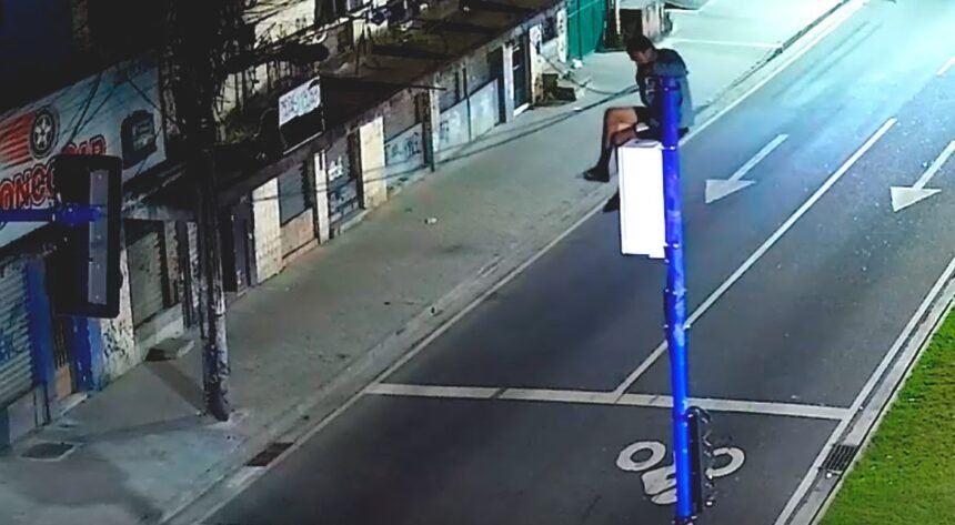 Alta tensão: ladrão escala poste, desliga semáforo para roubar fiação, mas acaba preso!" Veja o vídeo