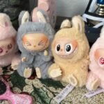Esqueça os bebês reborn! Agora o consolo emocional vem com orelhas pontudas e olhos arregalados