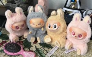 Esqueça os bebês reborn! Agora o consolo emocional vem com orelhas pontudas e olhos arregalados