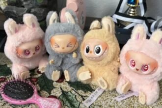 Esqueça os bebês reborn! Agora o consolo emocional vem com orelhas pontudas e olhos arregalados