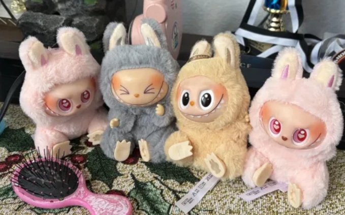 Esqueça os bebês reborn! Agora o consolo emocional vem com orelhas pontudas e olhos arregalados