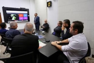 Presidente da CCJ na Alerj, deputado Rodrigo Amorim acompanha ao vivo operação na Rocinha