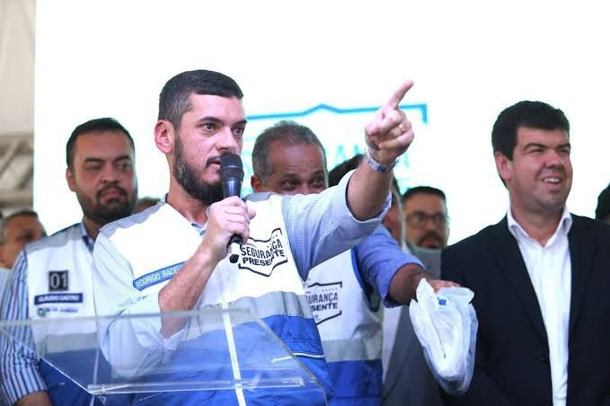 No duelo com Paes, Bacellar tem histórico mais forte na área de Segurança Pública