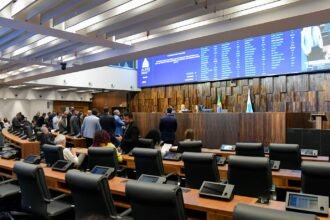 Deputados bolsonaristas criticam vereadores de partidos da base do governo que apoiaram projeto de Paes