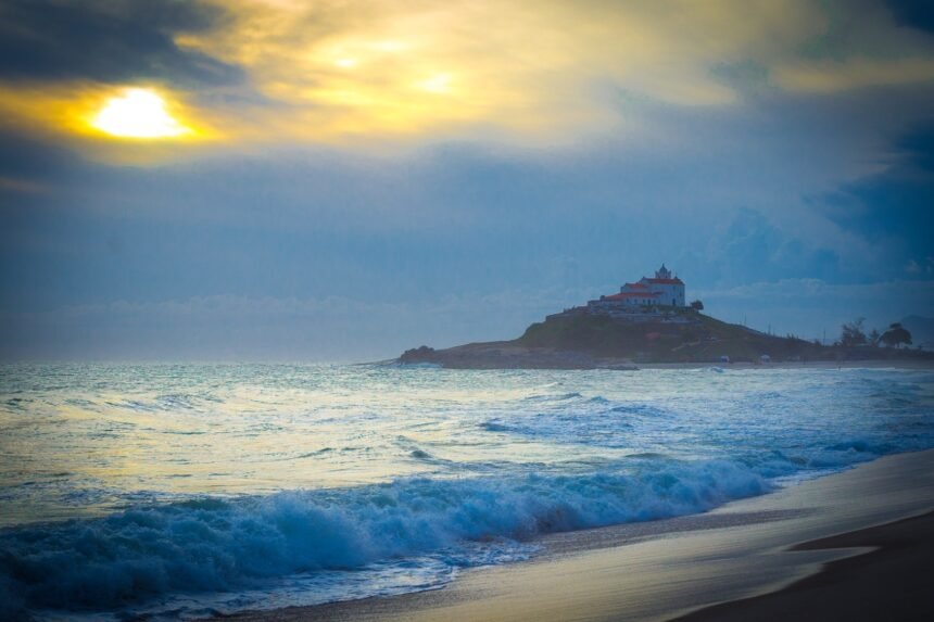 Praia de Itaúna, em Saquarema, é eleita a segunda melhor praia urbana
