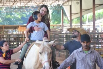 Equoterapia muda vidas em Maricá: tratamento com cavalos transforma a realidade de crianças e jovens com deficiência