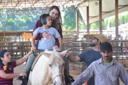 Equoterapia muda vidas em Maricá: tratamento com cavalos transforma a realidade de crianças e jovens com deficiência