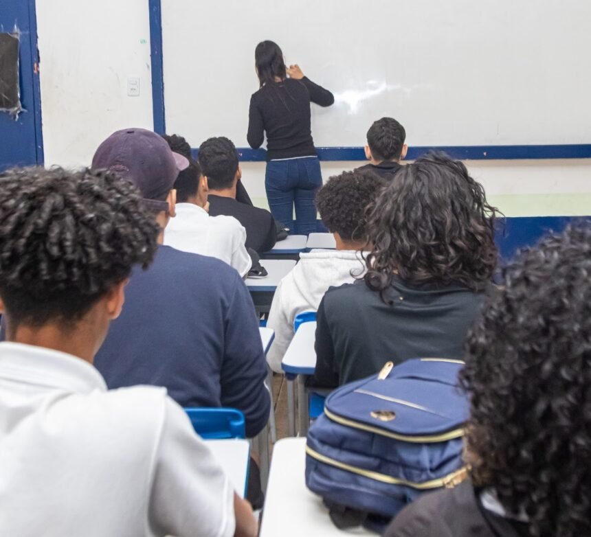 Estado do Rio avança na valorização docente: mais de 4,5 mil professores ampliam carga horária em 2025