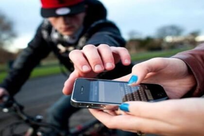Bandidagem comemora! Tomar celular da vítima não é mais roubo, decide Justiça