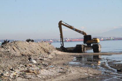 Governo intensifica limpeza de rios em São Gonçalo para conter alagamentos na Baía de Guanabara