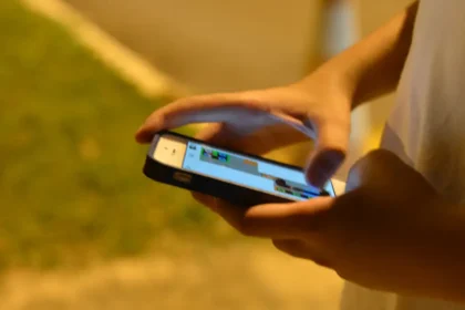 Senado analisa projeto que obriga pais a monitorar uso da internet