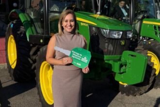 Prefeita Daniela Soares reforça compromisso com o campo ao receber trator agrícola no Rio de Janeiro