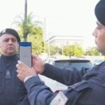 Sistema de reconhecimento facial da PM no celular já ajudou a prender 50 foragidos